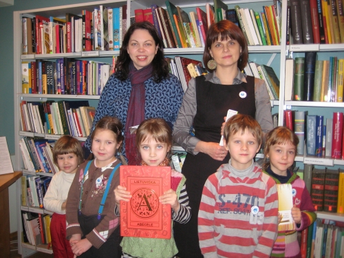 Vaikai su auklėtojomis