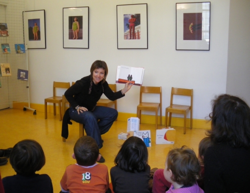 profesionalus vienos vaikų bibliotekos darbuotojos vaikiškų knygelių skaitymas. Nuotr. autorių