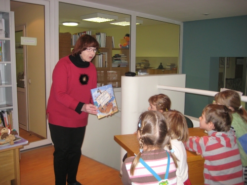 Vaikų literatūros centro bibliotekininkė Nijolė Simaškevičiūtė papasakojo vaikams apie mūsų biblioteką ir jos svarbą