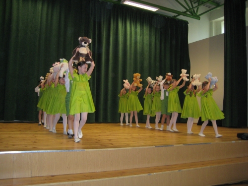 Vaikai, mokęsi dainavimo, šokių bei vaidybos paslapčių, surengė koncertą