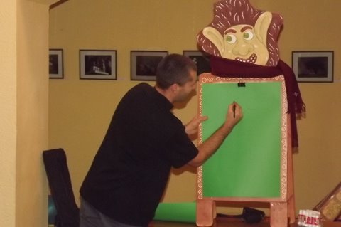 Paulius Juodišius piešia vaikų sugalvotą personažą