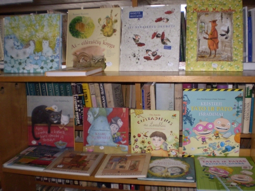 Buvo galima nusipirkti šių leidyklos ''Nieko rimto'' knygų