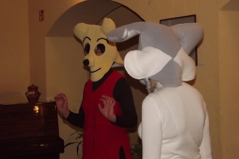 Mikė Pūkuotukas su triušiu