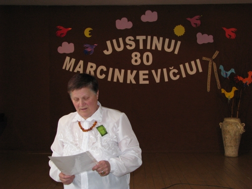 Renginio metu bibliotekininkės skaitė Just. Marcinkevičiaus  mintis iš dienoraščio, citavo eilėraščius. Nuotr. autorės