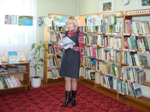 R. Janušonienė skaito Z. Gaižauskaitės eiles