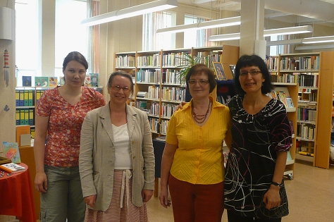 Vaikų literatūros instituto bibliotekoje. Iš kairės į dešinę: Virpi Kurhella, direktorė Maria Ihonen, Aldona Šiaulienė, Päivi Nordlin. Nuotr. Aldonos Šiaulienės