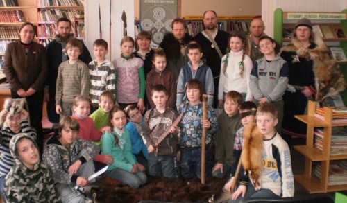 Vaikai džiaugėsi prisilietę prie gyvosios istorijos. Nuotr. autorės