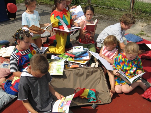 Vaikai džiaugiasi Knygų lagamino lobiais. Nuotr. autorės