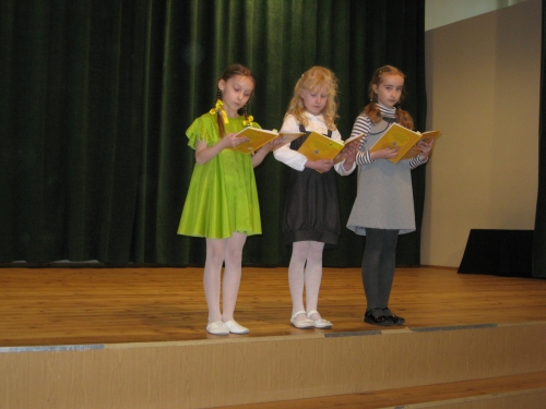 Vaikai, mokęsi dainavimo, šokių bei vaidybos paslapčių, surengė koncertą