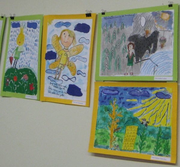 Vaikų piešinių parodos fragmentas