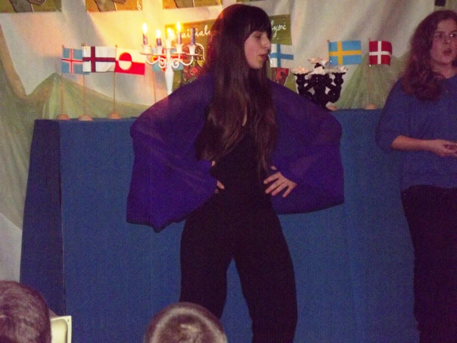 Dainuoja Viktorija Vareikaitė