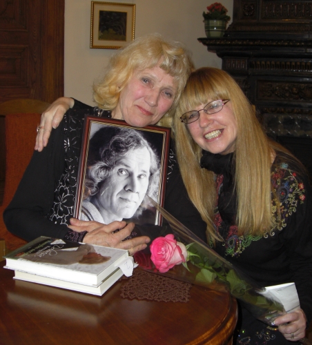 J. Buitkaus premijos steigėja I. J. Janonė ir jos laimėtoja D. Kazragytė. Nuotr. iš asmeninio archyvo