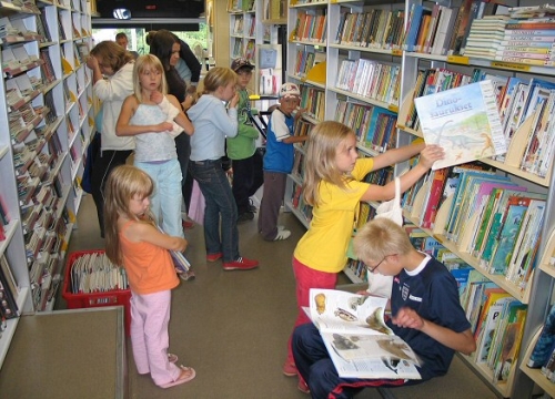 Vaikai – aktyviausi bibliobuso vartotojai. Nuotr. Aldonos Šiaulienės