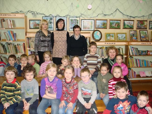 Lopšelio-darželio SAULUTĖ 'Bitutės' grupės vaikai ir auklėtoja Nemira Jurėniene
