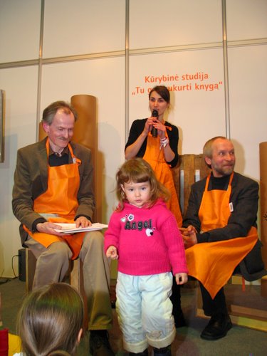 Kūrybinėje studijoje Kęstutis Kasparavičius, Sigutė Chlebinskaitė, Romas Orantas ir mažoji dailininkė. Nuotr. Astos Plechavičiūtės