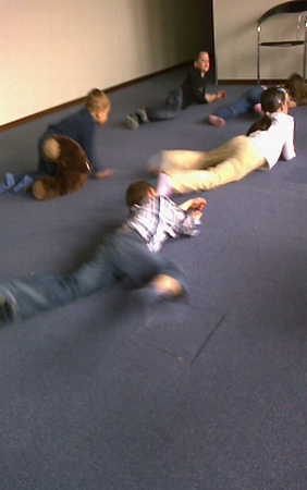 Čia tie patys dviem metais vyresni vaikai žalčiais šliaužią į Eglės tėvų namus