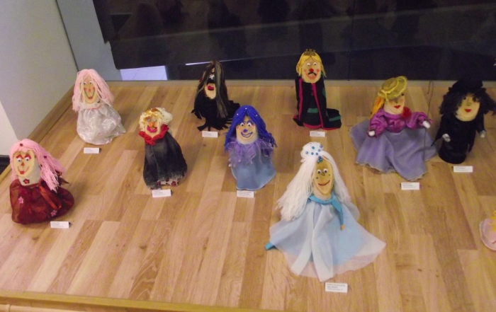 Konkurso dalyviai sukūrė įdomius ir spalvingus medinukus – pasakų personažus