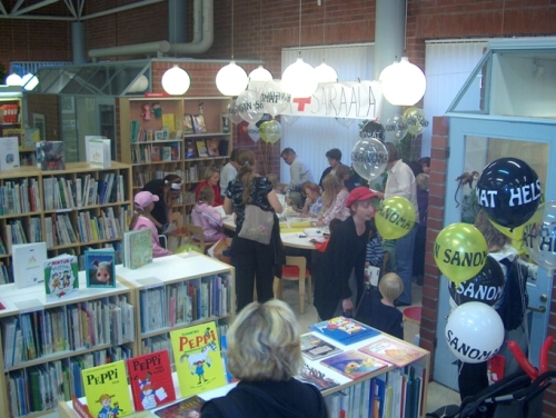 Skaitytojai vaikai Helsinkio Itakeskus bibliotekoje. Nuotr. Aldonos Šiaulienės