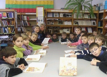 Visiems mokinukams dovanos buvo iškilmingai įteiktos mokyklos skaitykloje