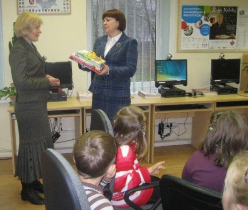 Knygų Kalėdos Ginkūnų bibliotekoje. Nuotr. autorės