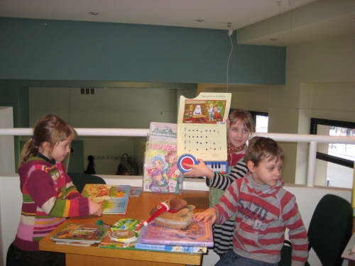 Vaikai susidomėję vartė spalvingas knygas, žavėjosi iliustracijomis