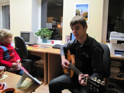 Skambina ir dainuoja Šarūnas Arnotas