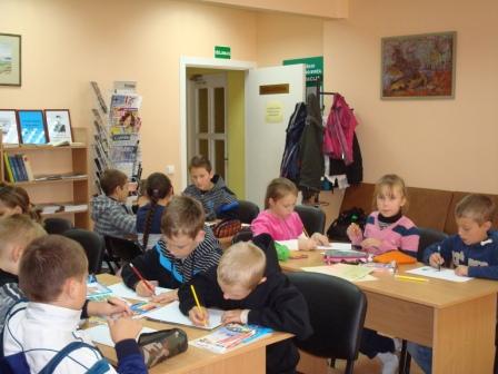 Pagal Maironio eiles vaikai piešia Skaistgirio bibliotekoje