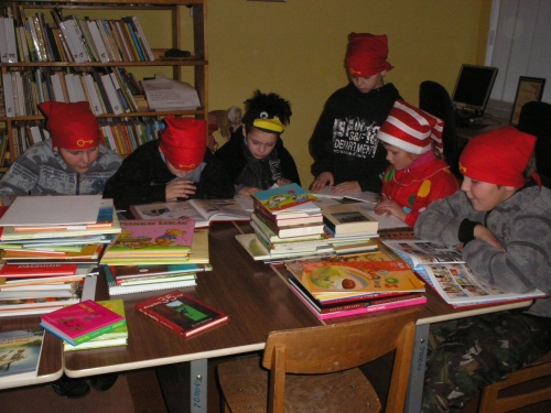 Visiems rūpėjo knygas paliesti, pavartyti, pasigrožėti iliustracijomis. Nuotr. autorės