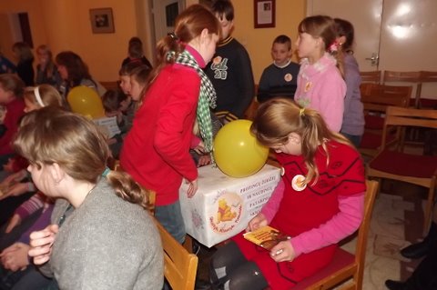 Vaikai džiaugiasi knygų rinkiniu