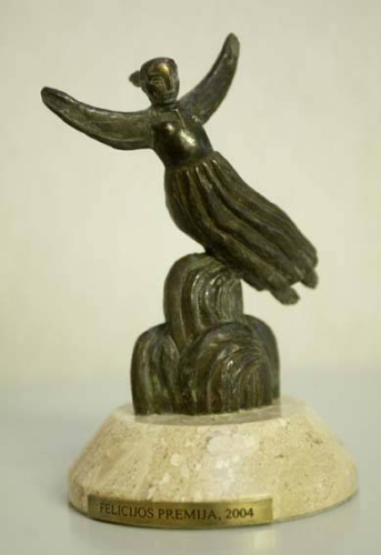 Kalbos premijos simbolis – skulptūrėlė VYTURYS. Autorė – skulptorė Dalia Matulaitė