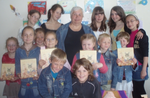 Videniškių vaikai džiaugiasi dovana