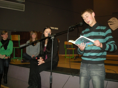 Gimnazistai skaito Kristinos Jokštaitės knygos ištrauką