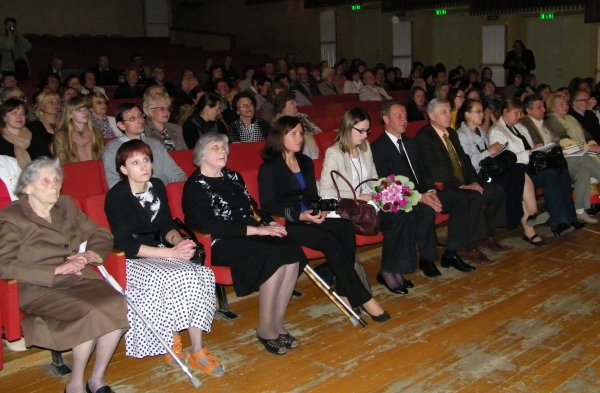 Pirmoje eilėje – J. Avyžiaus seserys, rajono savivaldybės atstovai ir renginio svečiai