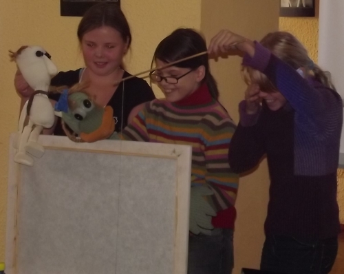 Jauniausieji seminaro dalyviai turėjo galimybę išbandyti, kaip juda šešėlinės, pirštininės, lazdelinės lėlės