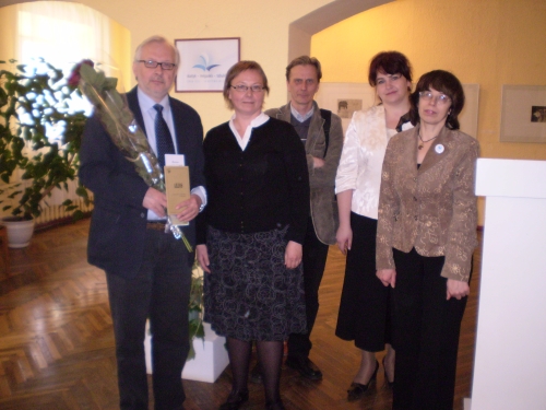 Iš kairės: K. Urba, R. Drazdauskienė, V. Gasiliūnas, bibliotekos darbuotojos