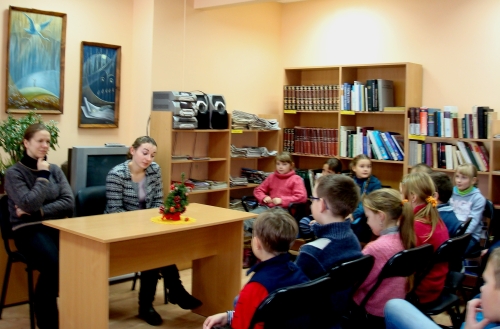 Urtė Uliūnė su Skaistgirio jaunaisiais skaitytojais 