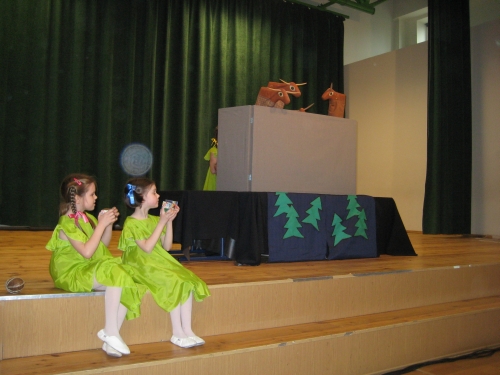 Vaikai, mokęsi dainavimo, šokių bei vaidybos paslapčių, surengė koncertą
